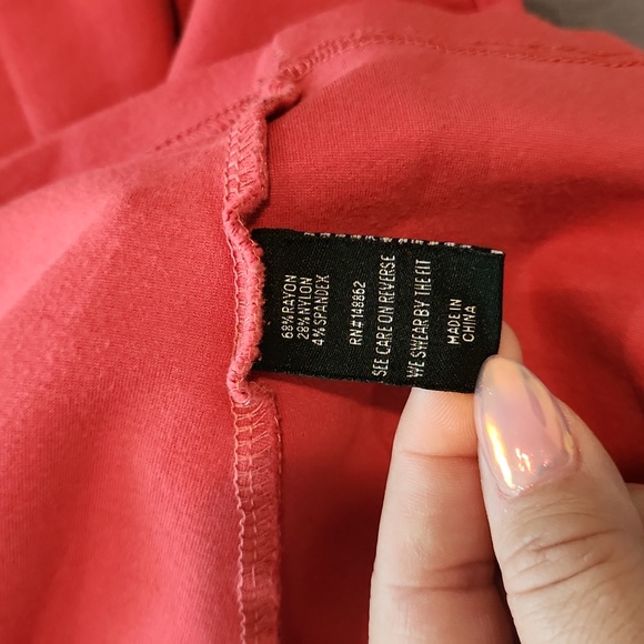 Torrid Sz 4 Coral Pencil Stretch Skirt back small slit preowned - Picture 5 of 6